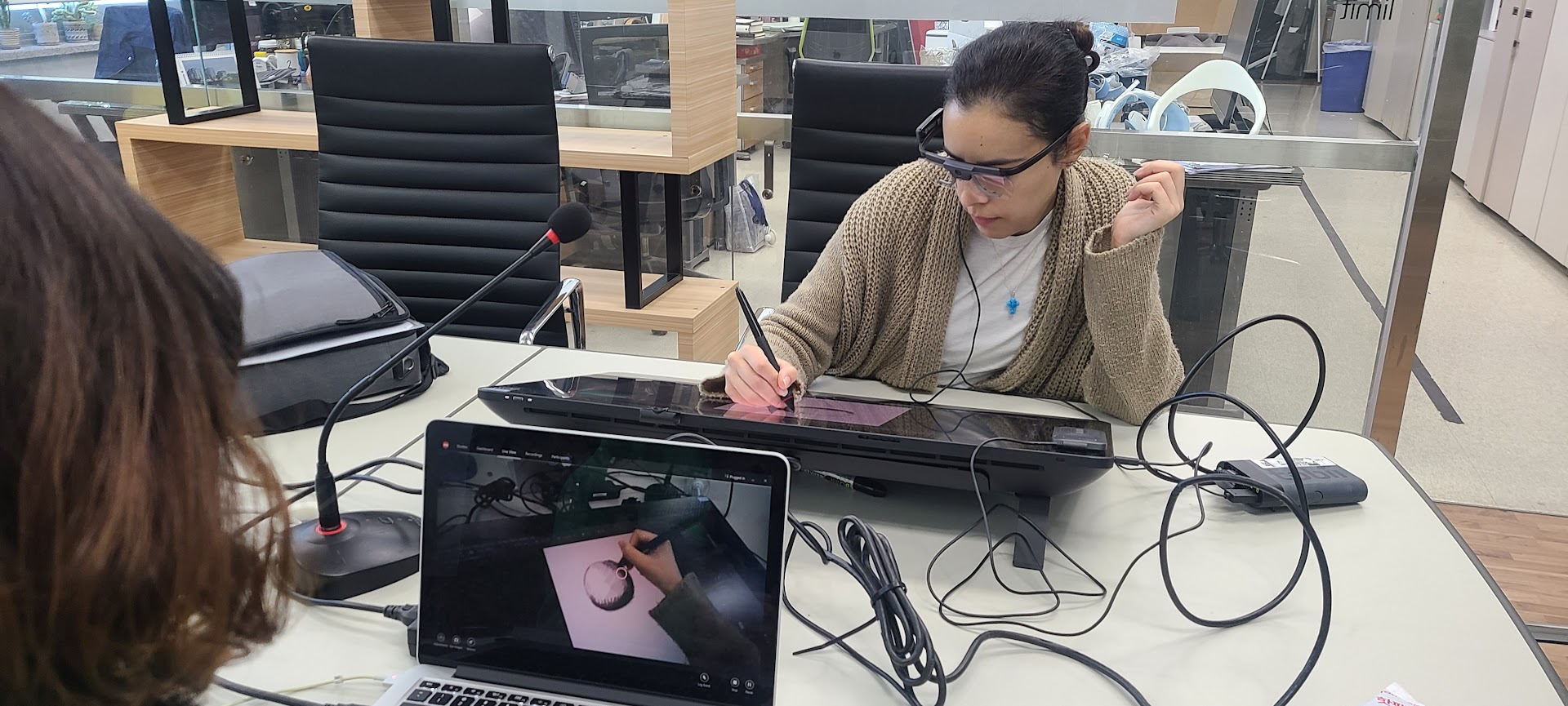 Eye-tracking study to examine the role and use of sketching during conceptual design as an external aid to design thinking